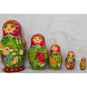 Matryoshka Nesting Doll 5 Dolls Beautifully Hand Painted Artist Signed
